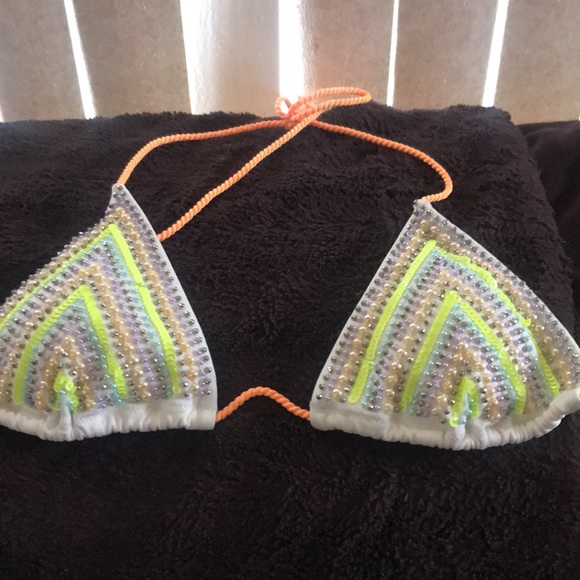 Gorgeous string bikini - Picture 4 of 7